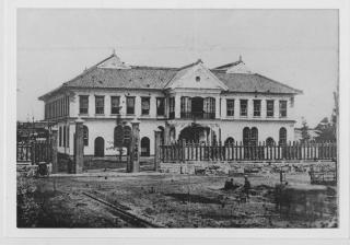 １　南久屋町の愛知県庁舎（明治10年・1877）